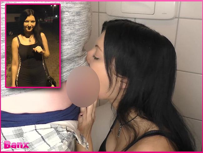 Laila Banx Porno Video: Rastplatz schl**ksau - per***ser Throatjob am Truck-Stop!!!